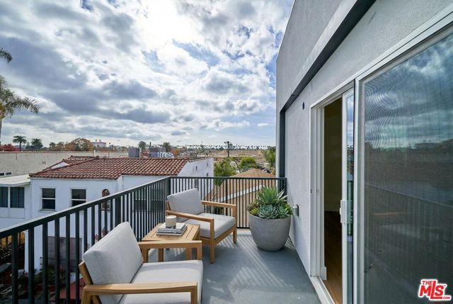 1108 Queen Anne Place, Los Angeles, CA 90019