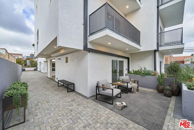 1108 Queen Anne Place, Los Angeles, CA 90019