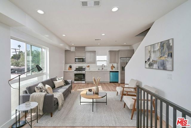 1108 Queen Anne Place, Los Angeles, CA 90019