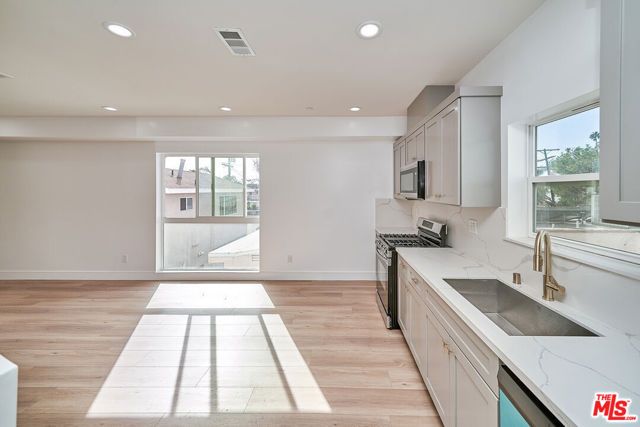 1108 Queen Anne Place, Los Angeles, CA 90019