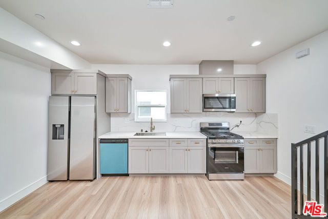 1108 Queen Anne Place, Los Angeles, CA 90019