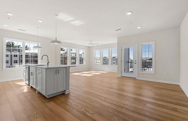 320 Martins Landing 401, North Reading, MA 01864
