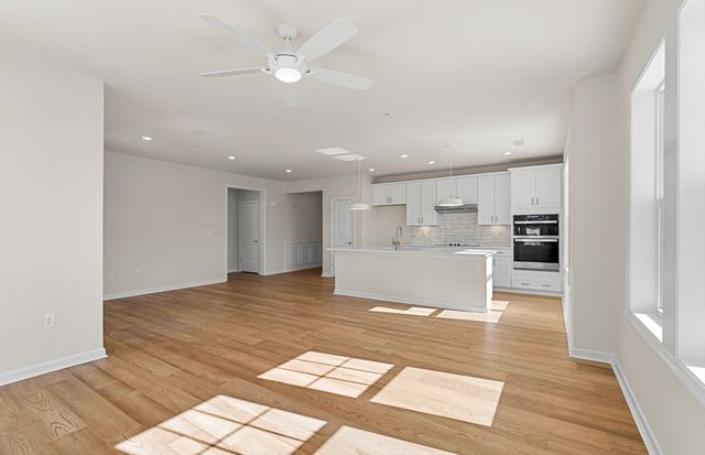 320 Martins Landing 401, North Reading, MA 01864
