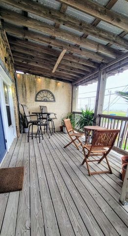 416 S Austin St, Rockport, TX 78382