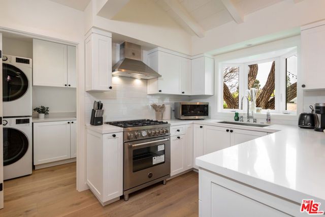 527 S Bentley Avenue, Los Angeles, CA 90049