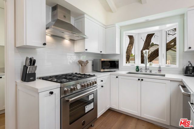 527 S Bentley Avenue, Los Angeles, CA 90049