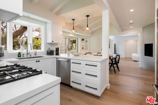 527 S Bentley Avenue, Los Angeles, CA 90049