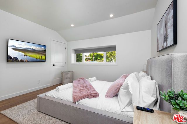 527 S Bentley Avenue, Los Angeles, CA 90049