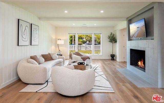 527 S Bentley Avenue, Los Angeles, CA 90049