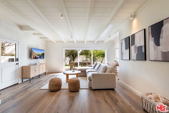 527 S Bentley Avenue, Los Angeles, CA 90049