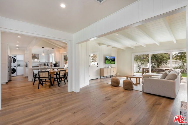 527 S Bentley Avenue, Los Angeles, CA 90049