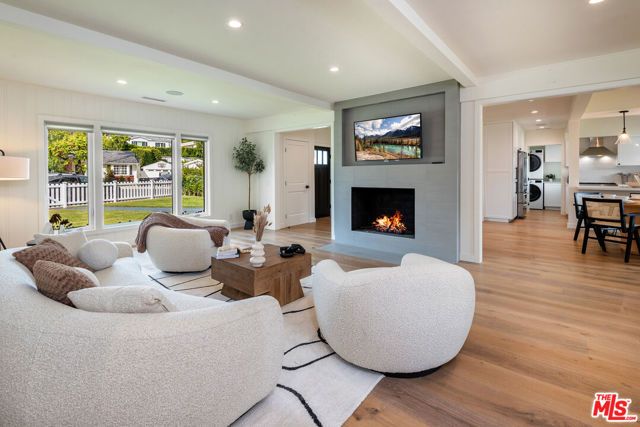 527 S Bentley Avenue, Los Angeles, CA 90049