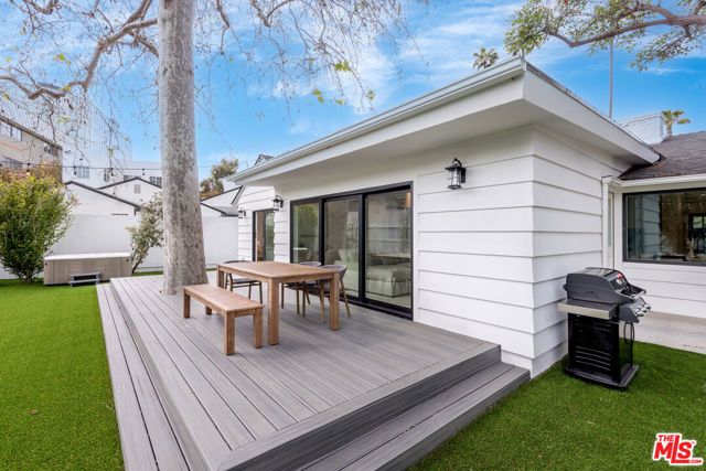 527 S Bentley Avenue, Los Angeles, CA 90049