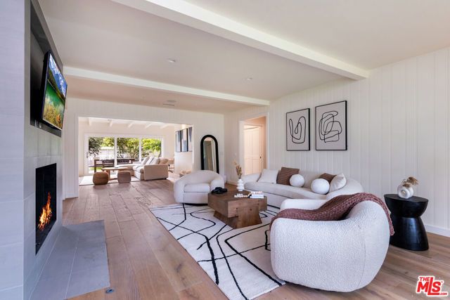 527 S Bentley Avenue, Los Angeles, CA 90049