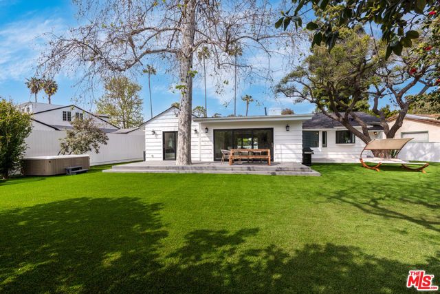 527 S Bentley Avenue, Los Angeles, CA 90049