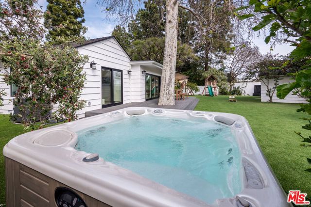 527 S Bentley Avenue, Los Angeles, CA 90049