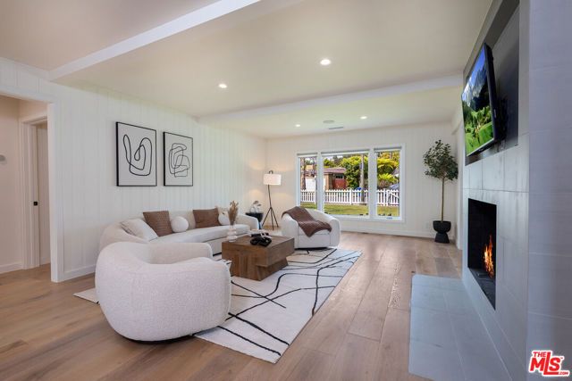 527 S Bentley Avenue, Los Angeles, CA 90049