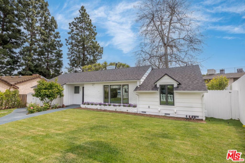 527 S Bentley Avenue, Los Angeles, CA 90049