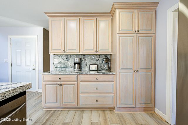 7709 Hall Farm Dr, Louisville, KY 40291