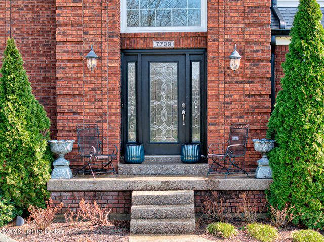 7709 Hall Farm Dr, Louisville, KY 40291