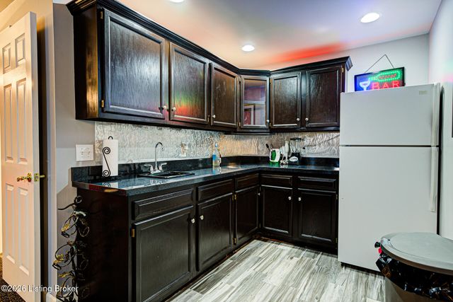 7709 Hall Farm Dr, Louisville, KY 40291