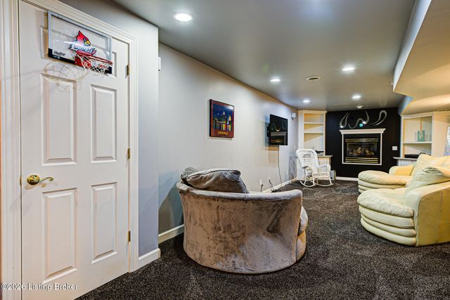 7709 Hall Farm Dr, Louisville, KY 40291