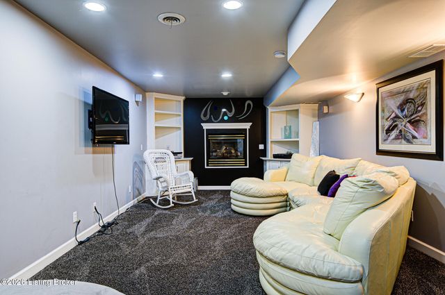 7709 Hall Farm Dr, Louisville, KY 40291