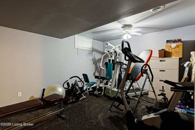 7709 Hall Farm Dr, Louisville, KY 40291