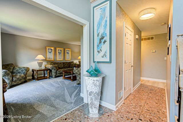 7709 Hall Farm Dr, Louisville, KY 40291