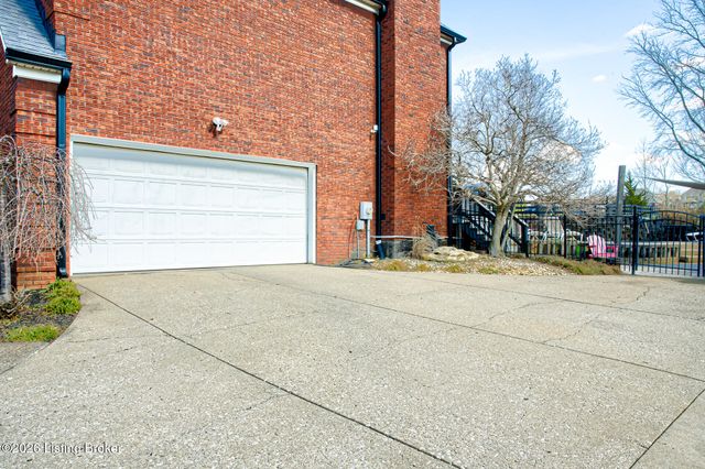 7709 Hall Farm Dr, Louisville, KY 40291