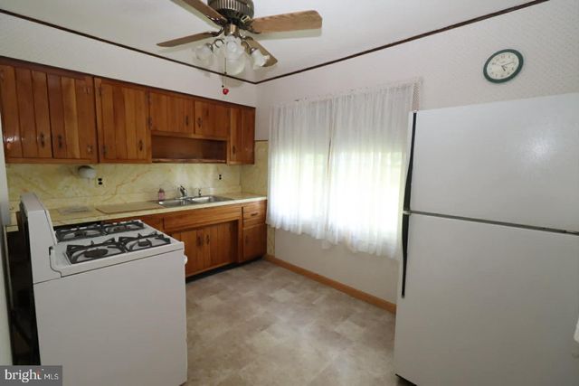 19 BENTON RD, Hamilton, NJ 08610