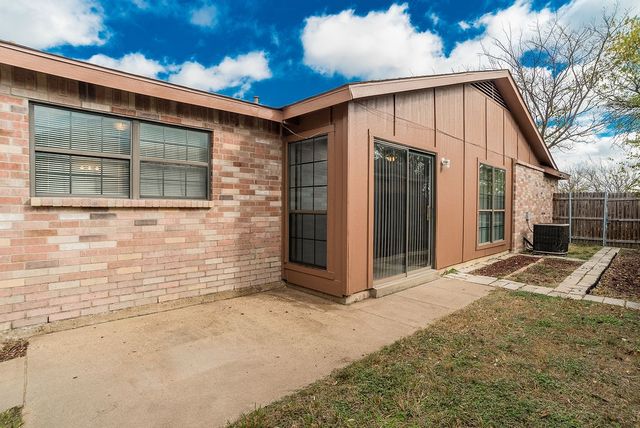 1437 Brook Meadow Circle, Lancaster, TX 75134