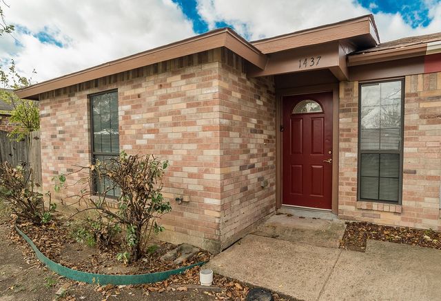 1437 Brook Meadow Circle, Lancaster, TX 75134