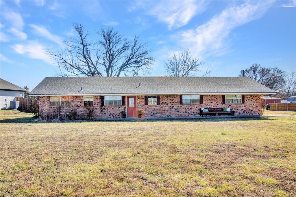 1016 E Fm 902, Howe, TX 75459