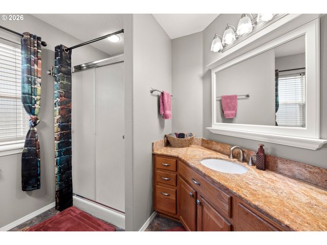 215 E HEREFORD St, Gladstone, OR 97027