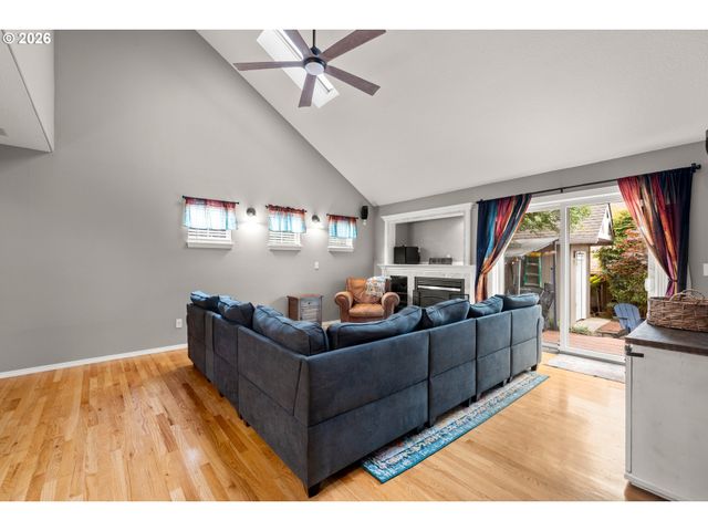 215 E HEREFORD St, Gladstone, OR 97027