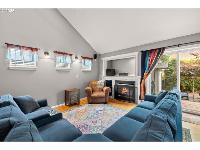 215 E HEREFORD St, Gladstone, OR 97027
