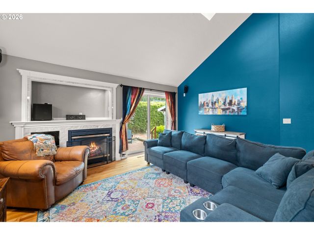 215 E HEREFORD St, Gladstone, OR 97027