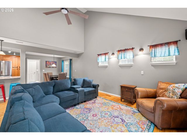 215 E HEREFORD St, Gladstone, OR 97027
