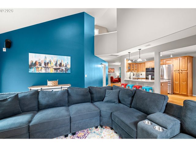 215 E HEREFORD St, Gladstone, OR 97027