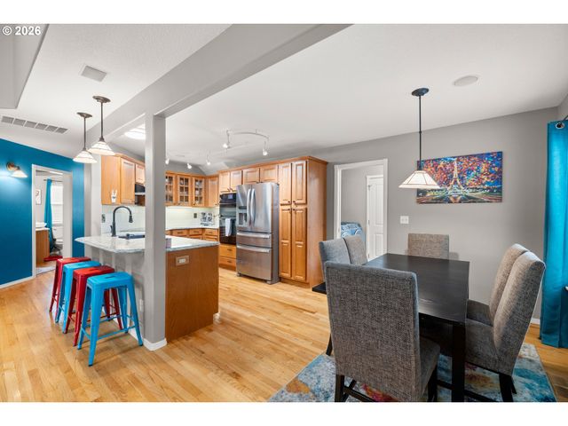 215 E HEREFORD St, Gladstone, OR 97027