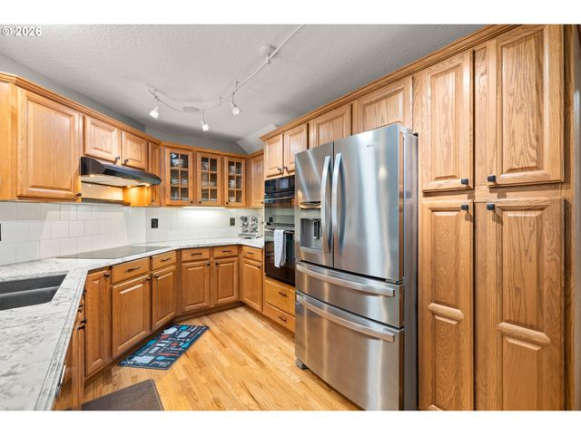 215 E HEREFORD St, Gladstone, OR 97027