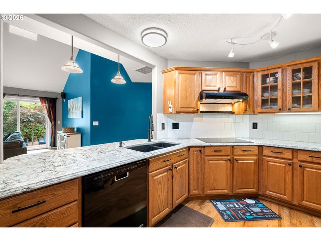 215 E HEREFORD St, Gladstone, OR 97027