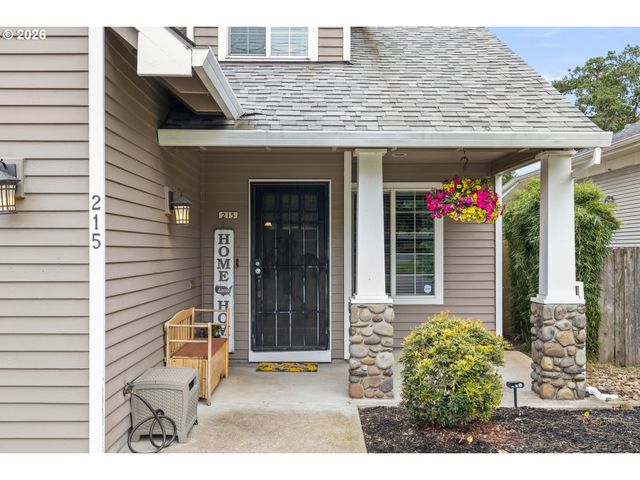 215 E HEREFORD St, Gladstone, OR 97027