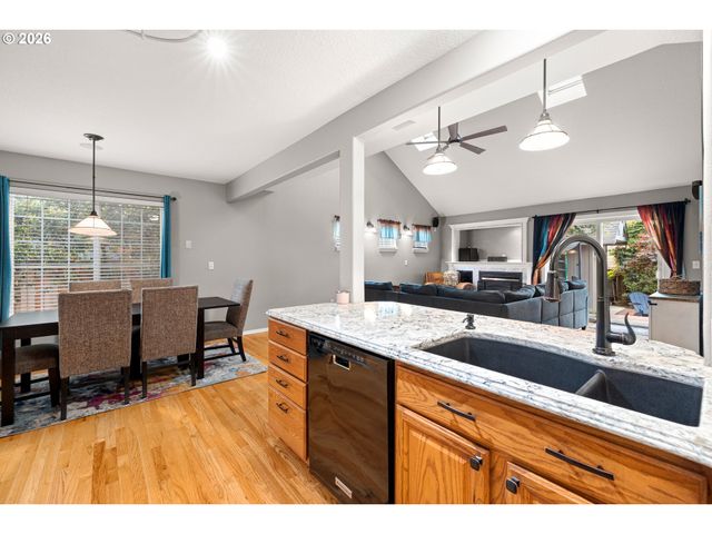 215 E HEREFORD St, Gladstone, OR 97027