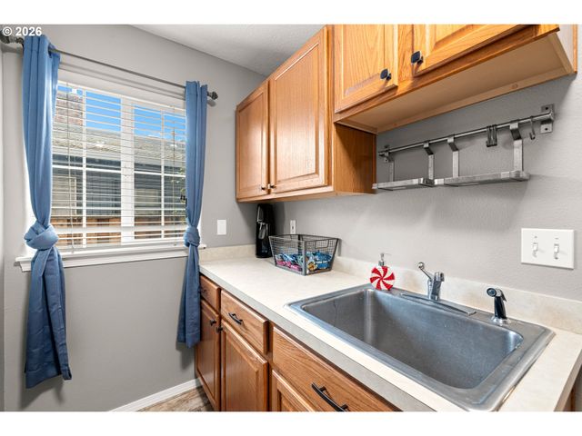 215 E HEREFORD St, Gladstone, OR 97027