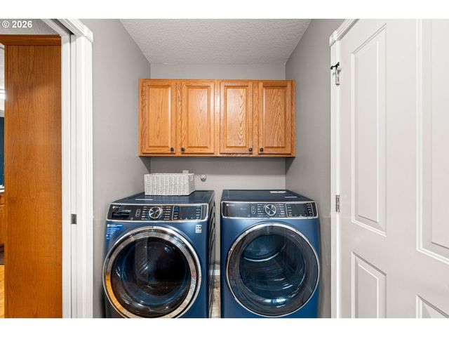 215 E HEREFORD St, Gladstone, OR 97027