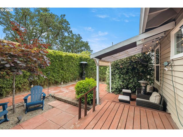 215 E HEREFORD St, Gladstone, OR 97027