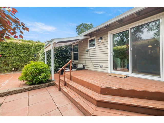 215 E HEREFORD St, Gladstone, OR 97027