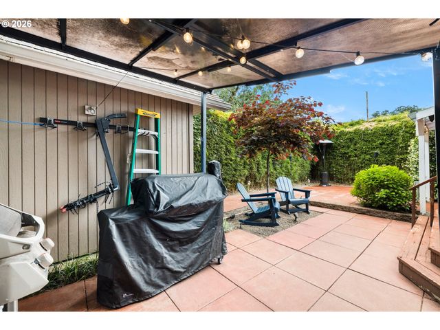 215 E HEREFORD St, Gladstone, OR 97027